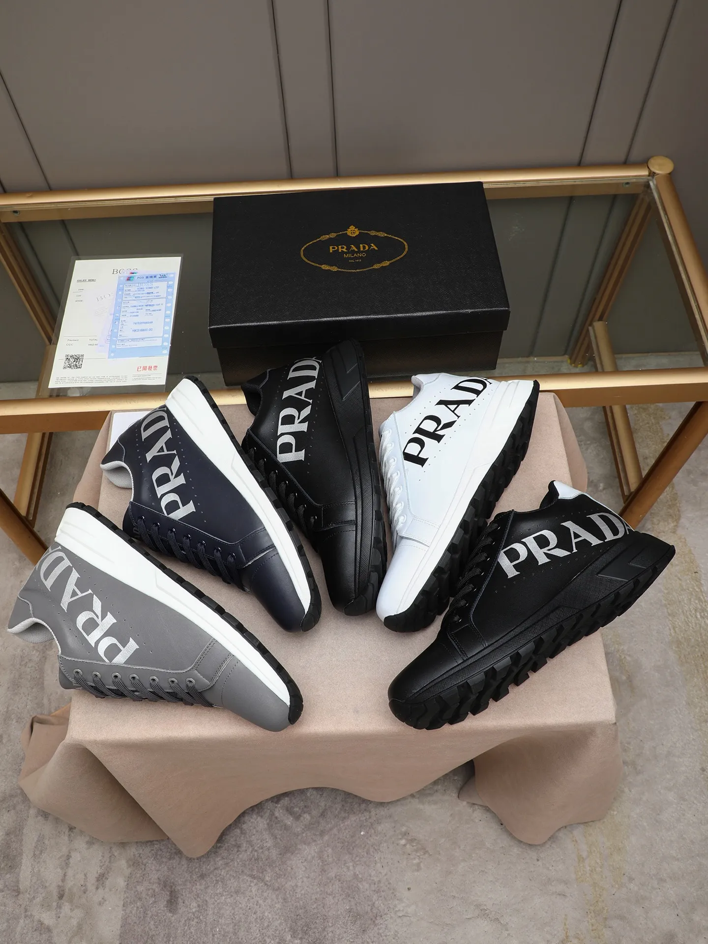 Men's shoes 💰460 PRADA's new model is on the market, the picture above is a must-sell! Fashionable casual men's shoes, trendy and versatile, relaxed and sporty style, imported cowhide leather uppers 3D printed and ultra-fine workmanship. Light and comfortable on the feet, available in 5 colors! 38-44(45 customized)